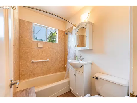 Bath - 1540 Wilson St, Eugene, OR 97402 photo 1 of 1
