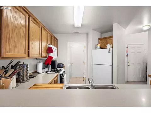 Kitchen - 1926 NE Sams Loop, Bend, OR 97701 photo 1 of 3