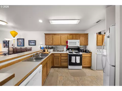 Kitchen - 1926 NE Sams Loop, Bend, OR 97701 photo 2 of 3