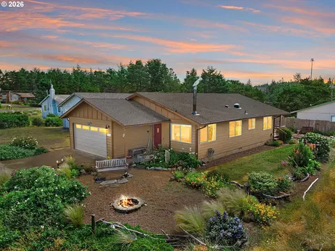 2413 NW Bayshore Loop, Waldport, OR 97394