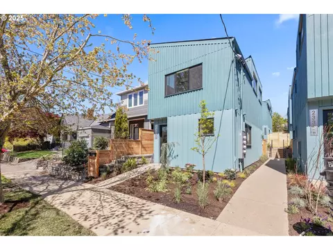 2335 SE Sherman St, Portland, OR 97214