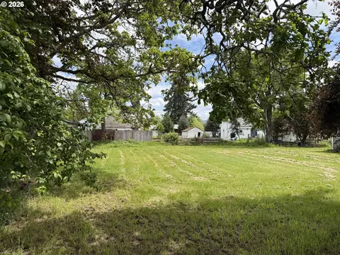132 N 8th St, Creswell, OR 97426