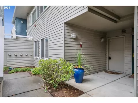 87 N Hayden Bay Dr, Portland, OR 97217