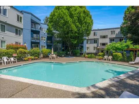 8720 SW Tualatin Rd #303, Tualatin, OR 97062