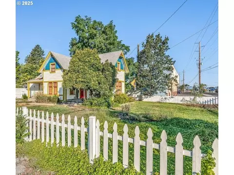 102 6th St, Phoenix, OR 97535 photo 1