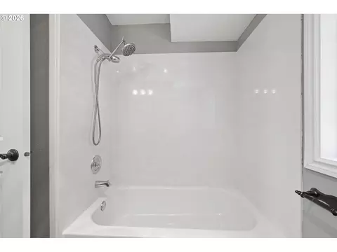 Bath - 2930 Norkenzie Rd, Eugene, OR 97408 photo 5 of 5