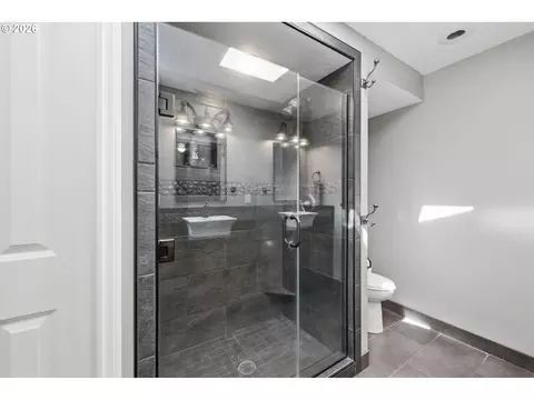 Bath - 2930 Norkenzie Rd, Eugene, OR 97408 photo 2 of 5