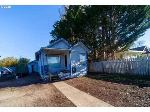 560 N 7th St, Reedsport, OR 97467