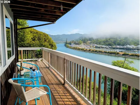 222 Del Norte Ln #19, Brookings, OR 97415