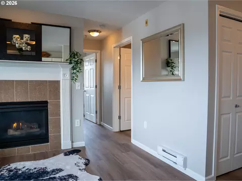 Entry Way - 318 NE Roberts Ave #308, Gresham, OR 97030 photo 2 of 3