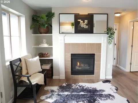 Living - 318 NE Roberts Ave #308, Gresham, OR 97030 photo 2 of 3