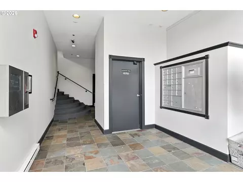 Entry Way - 318 NE Roberts Ave #308, Gresham, OR 97030 photo 3 of 3