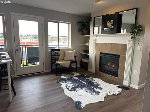 Living - 318 NE Roberts Ave #308, Gresham, OR 97030 photo 3 of 3