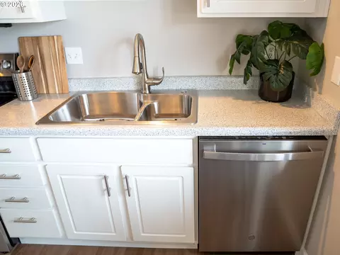 Kitchen - 318 NE Roberts Ave #308, Gresham, OR 97030 photo 4 of 5