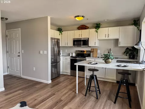 Kitchen - 318 NE Roberts Ave #308, Gresham, OR 97030 photo 2 of 5