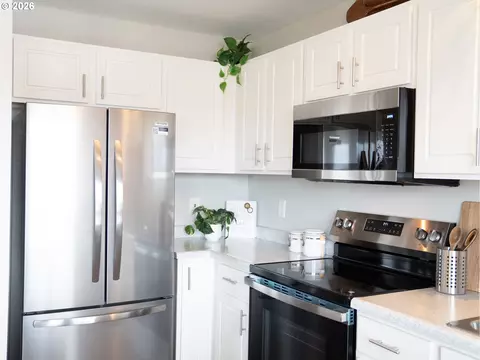 Kitchen - 318 NE Roberts Ave #308, Gresham, OR 97030 photo 3 of 5