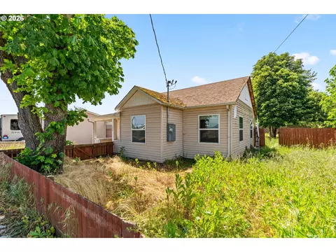 370 S 6th St, Harrisburg, OR 97446