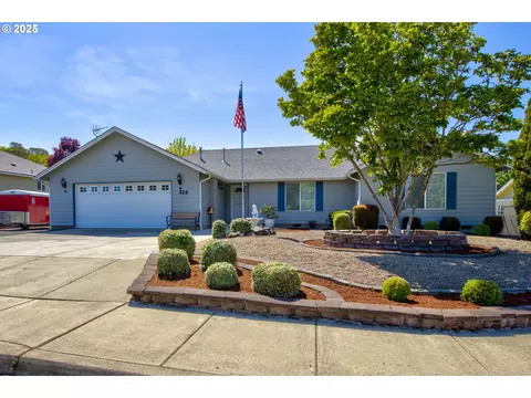 526 Little Valley Rd, Roseburg, OR 97471