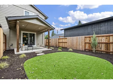 Exterior - 1946 7th St, Springfield, OR 97477 photo 5 of 10