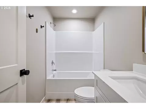 Bath - 1946 7th St, Springfield, OR 97477 photo 3 of 6