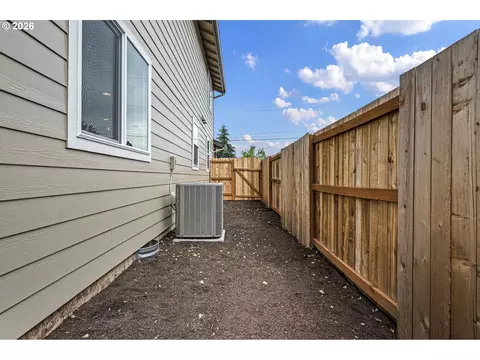 Exterior - 1946 7th St, Springfield, OR 97477 photo 9 of 10