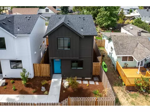 6963 NE Stanton St, Portland, OR 97213