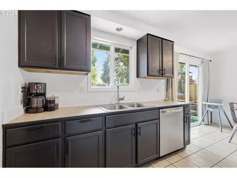 Kitchen - 697 54th St, Springfield, OR 97478 photo 6 of 7