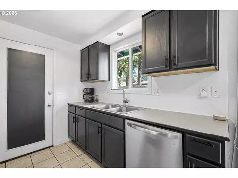 Kitchen - 697 54th St, Springfield, OR 97478 photo 4 of 7
