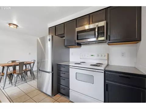 Kitchen - 697 54th St, Springfield, OR 97478 photo 7 of 7