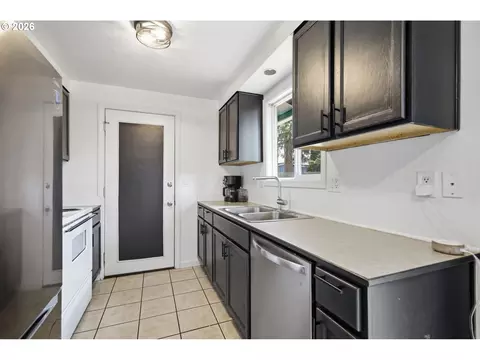 Kitchen - 697 54th St, Springfield, OR 97478 photo 3 of 7