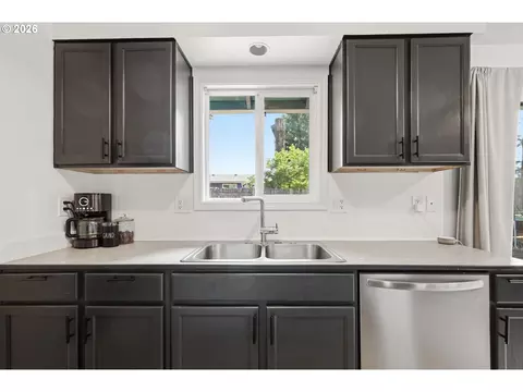 Kitchen - 697 54th St, Springfield, OR 97478 photo 5 of 7