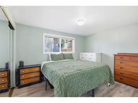Bedroom - 697 54th St, Springfield, OR 97478 photo 3 of 8