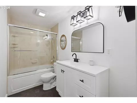 Bath - 697 54th St, Springfield, OR 97478 photo 1 of 1