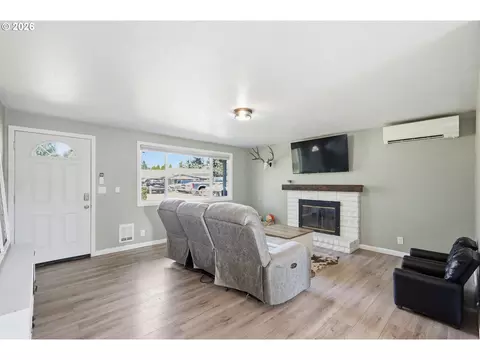 Living - 697 54th St, Springfield, OR 97478 photo 3 of 6