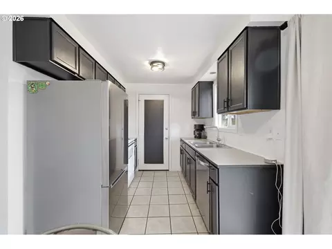 Kitchen - 697 54th St, Springfield, OR 97478 photo 1 of 7