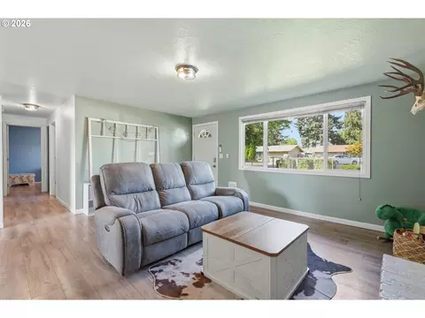 Living - 697 54th St, Springfield, OR 97478 photo 2 of 6