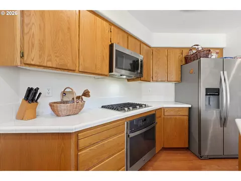 Kitchen - 2343 SW 1st St, Gresham, OR 97080 photo 4 of 6
