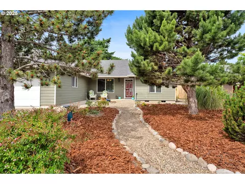 43 Park Village Dr, Florence, OR 97439