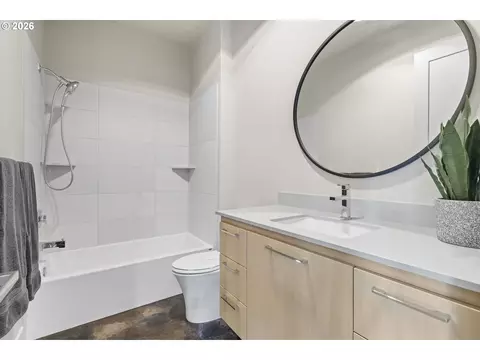 Bath - 1025 Crenshaw Rd, Eugene, OR 97401 photo 5 of 7