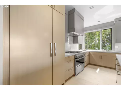 Kitchen - 1025 Crenshaw Rd, Eugene, OR 97401 photo 3 of 6