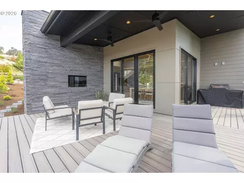 Exterior - 1025 Crenshaw Rd, Eugene, OR 97401 photo 3 of 10