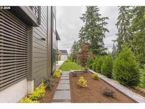 Exterior - 1025 Crenshaw Rd, Eugene, OR 97401 photo 5 of 10