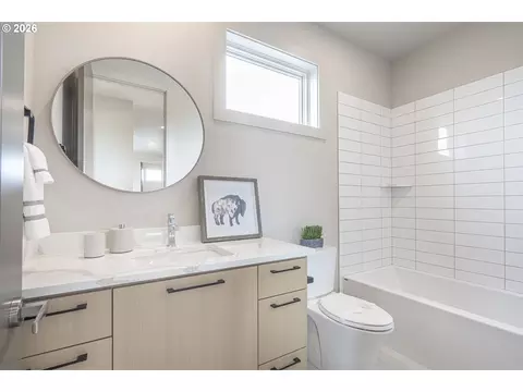 Bath - 1025 Crenshaw Rd, Eugene, OR 97401 photo 6 of 7