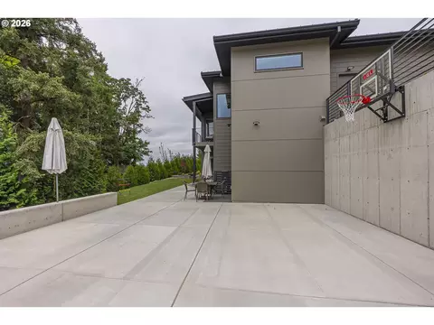 Exterior - 1025 Crenshaw Rd, Eugene, OR 97401 photo 7 of 10