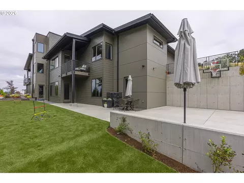 Exterior - 1025 Crenshaw Rd, Eugene, OR 97401 photo 6 of 10