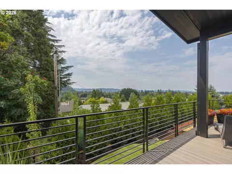 Exterior - 1025 Crenshaw Rd, Eugene, OR 97401 photo 2 of 10