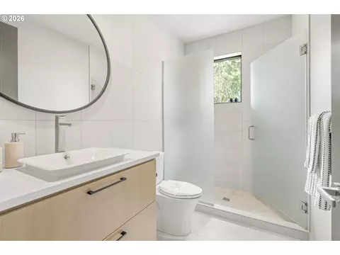 Bath - 1025 Crenshaw Rd, Eugene, OR 97401 photo 1 of 7