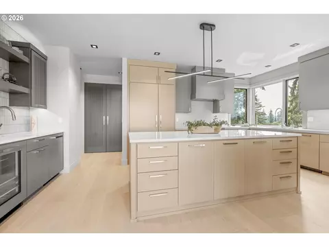 Kitchen - 1025 Crenshaw Rd, Eugene, OR 97401 photo 1 of 6