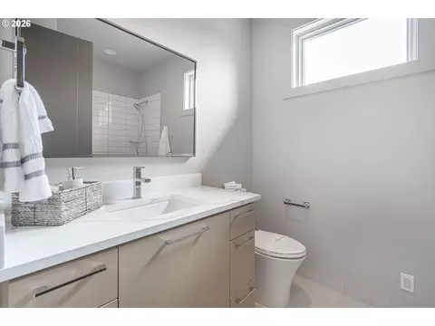 Bath - 1025 Crenshaw Rd, Eugene, OR 97401 photo 7 of 7