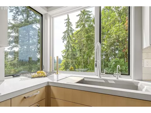 Kitchen - 1025 Crenshaw Rd, Eugene, OR 97401 photo 4 of 6
